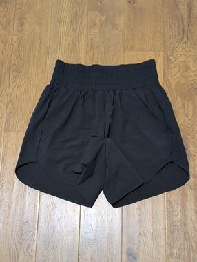 HALARA Breezeful Black High-Waist Athletic Shorts Size Small